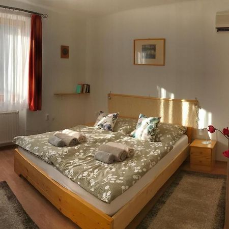 Orsi House Apartment โซมบ็อตเฮย์ ภายนอก รูปภาพ
