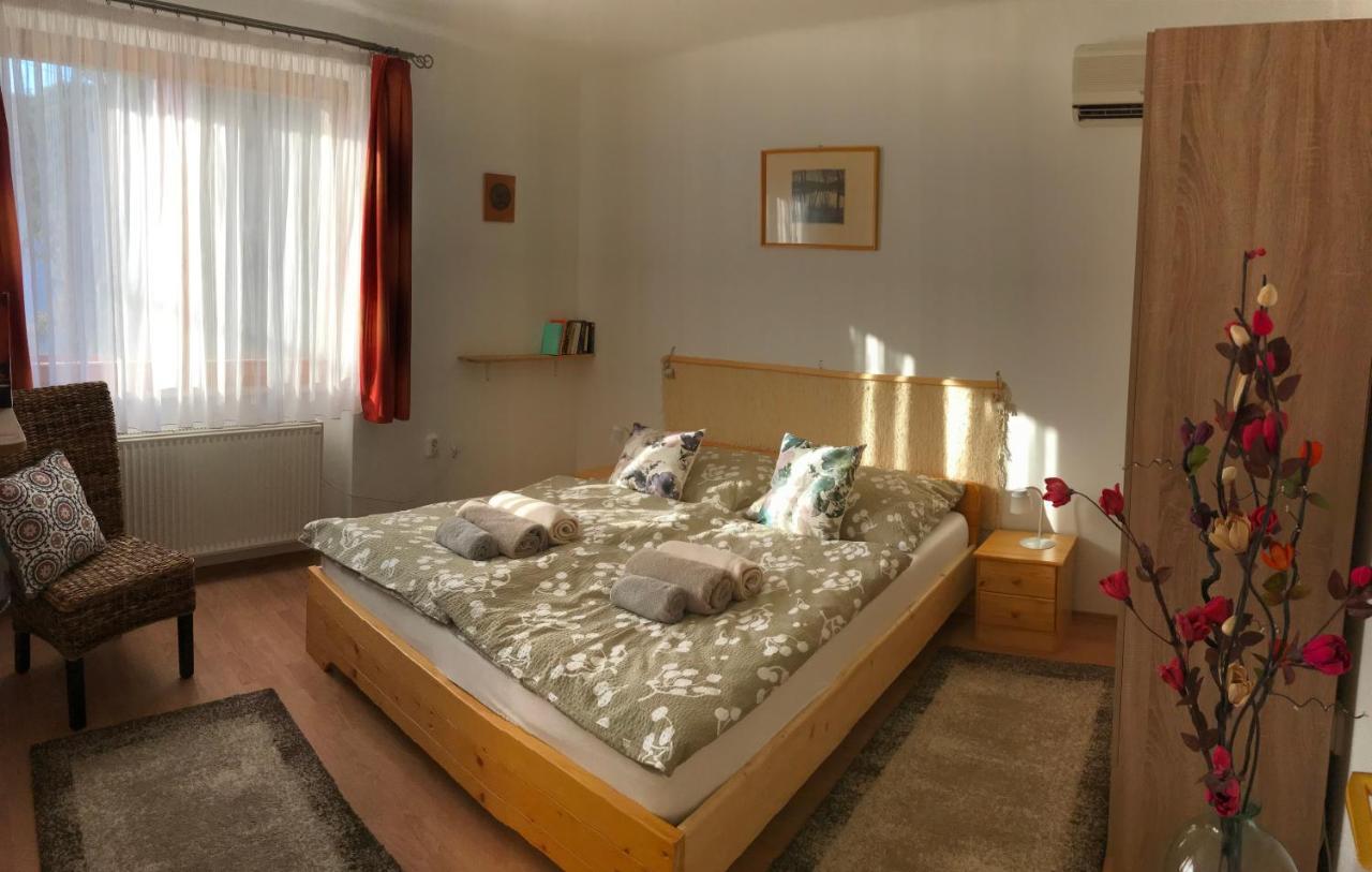 Orsi House Apartment โซมบ็อตเฮย์ ภายนอก รูปภาพ
